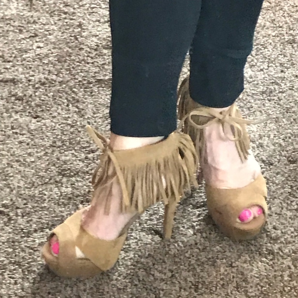Bakers leather/suede fringe Montana heels-run big!